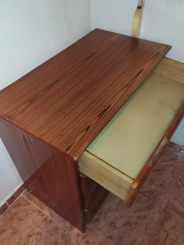 Cómoda de madera con 4 cajones