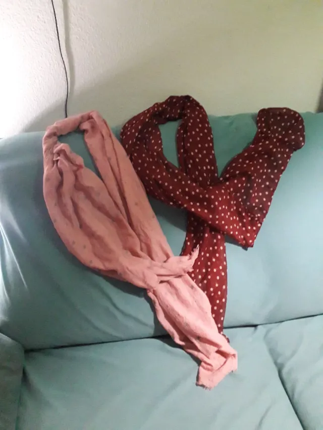 Dos pañuelos: uno rosa y otro granate