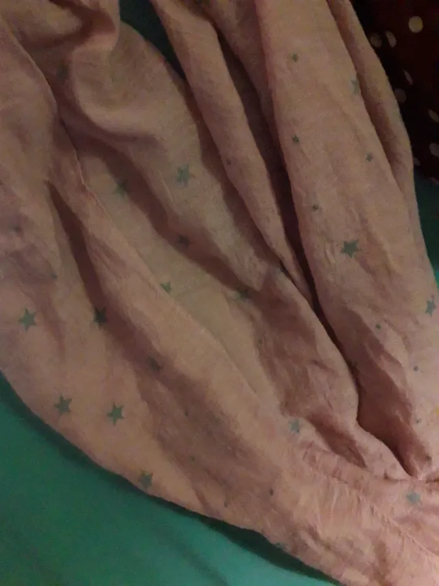 Dos pañuelos: uno rosa y otro granate