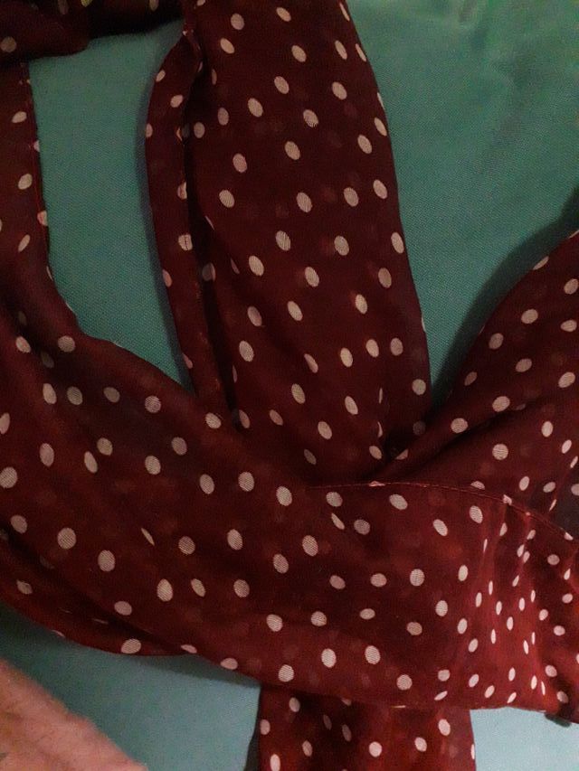 Dos pañuelos: uno rosa y otro granate