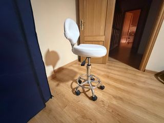 Taburete de estética blanco con ruedas