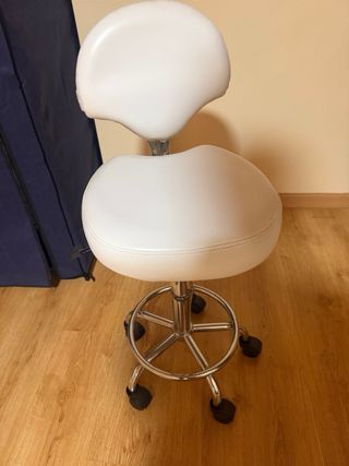 Taburete de estética blanco con ruedas