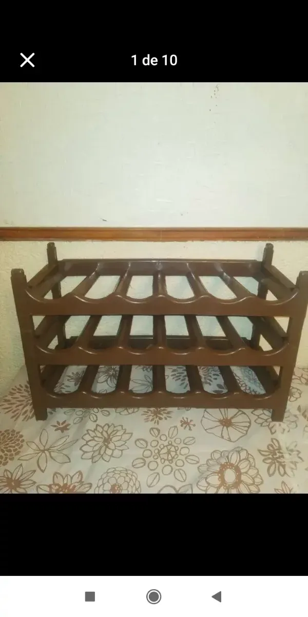 Botellero de madera marrón