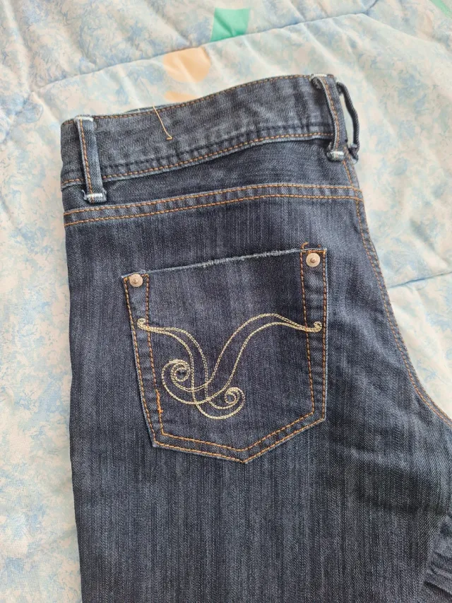Calça jeans azul com bordado