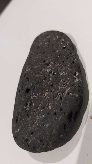 Piedra volcánica natural 9x5x2cm 135g