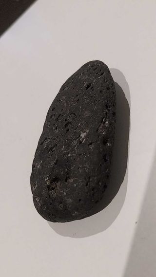 Piedra volcánica natural 9x5x2cm 135g