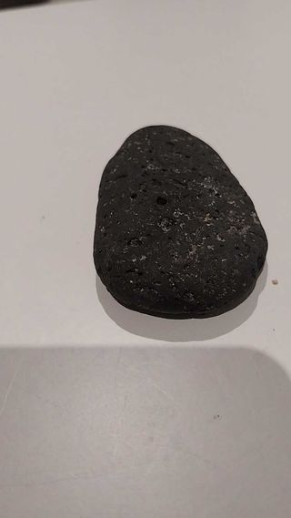 Piedra volcánica natural 9x5x2cm 135g