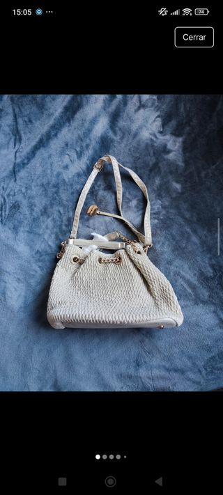 Bolso de mano beige y dorado
