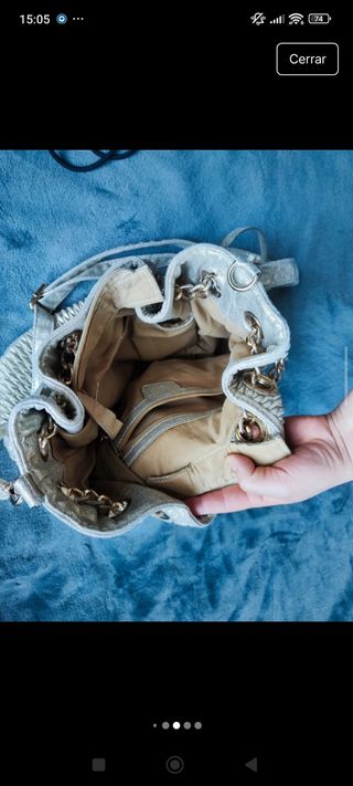 Bolso de mano beige y dorado