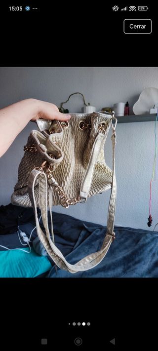 Bolso de mano beige y dorado