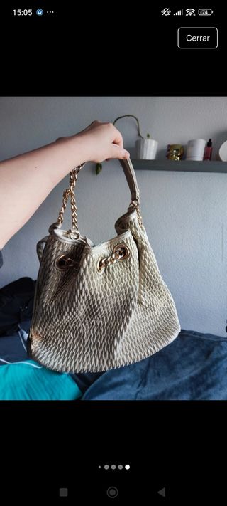 Bolso de mano beige y dorado