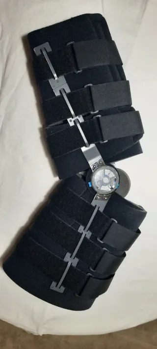 Tutore articolato per ginocchio