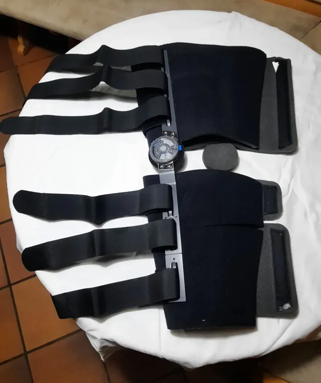 Tutore articolato per ginocchio