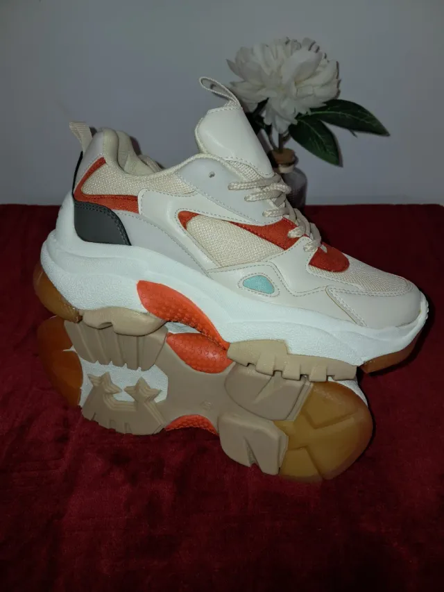 Zapatillas deportivas blancas y naranjas