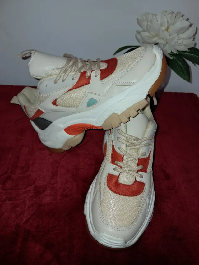 Zapatillas deportivas blancas y naranjas