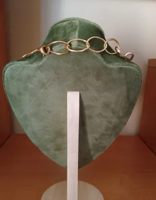 Collar cadena acero inoxidable dorado.