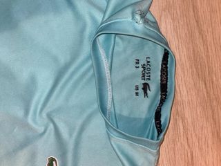 Camiseta deportiva Lacoste azul y blanca