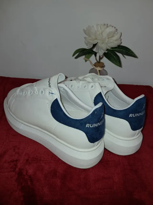 Zapatillas deportivas blancas y azules