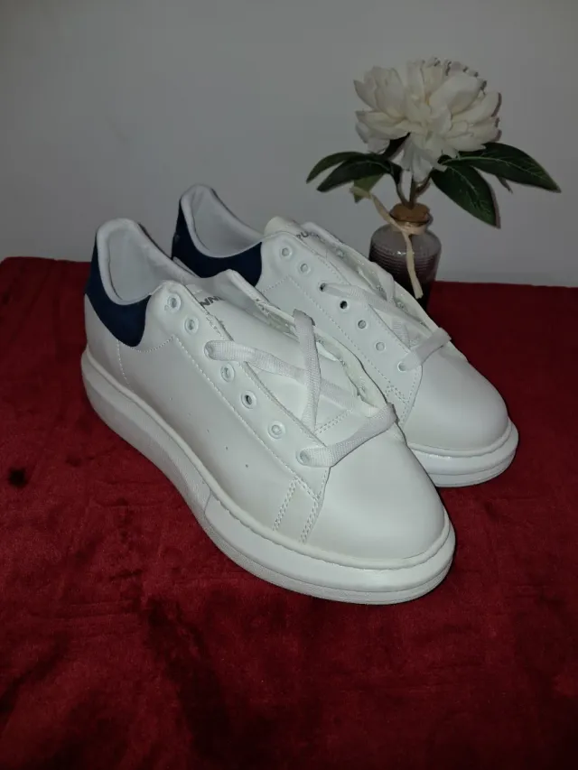 Zapatillas deportivas blancas y azules