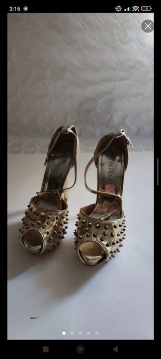 Zapatos de tacón dorados con tachuelas