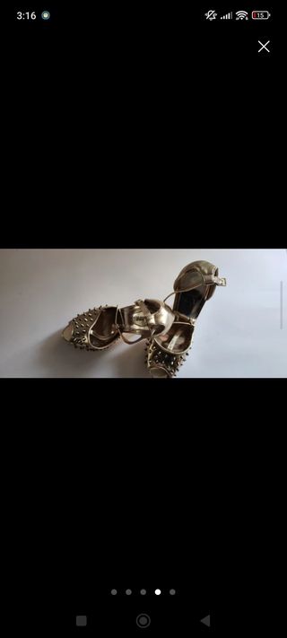 Zapatos de tacón dorados con tachuelas