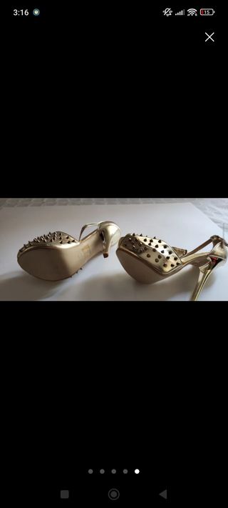 Zapatos de tacón dorados con tachuelas