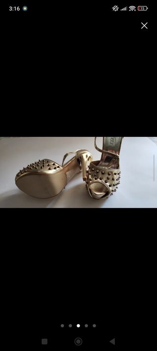 Zapatos de tacón dorados con tachuelas