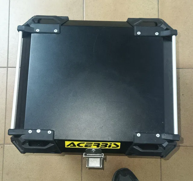 Baúl de moto de aluminio