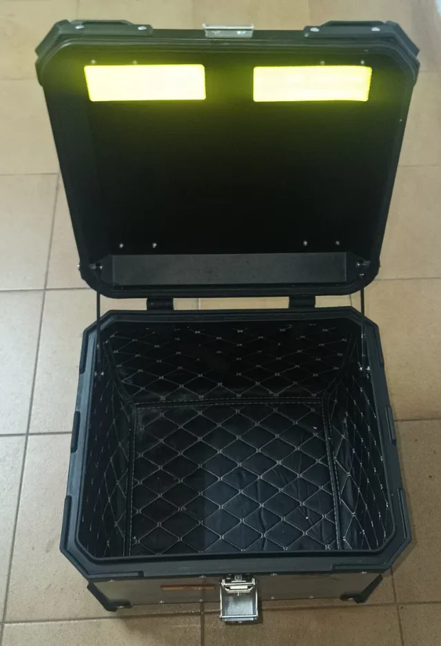 Baúl de moto de aluminio