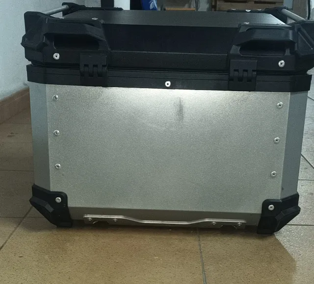 Baúl de moto de aluminio