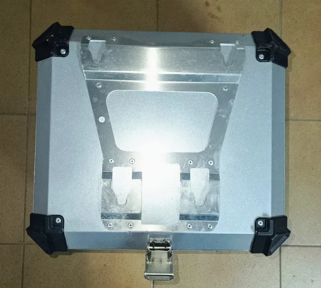 Baúl de moto de aluminio