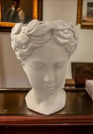 Vaso a busto in cemento bianco