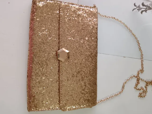 Bolso de fiesta dorado con cadena
