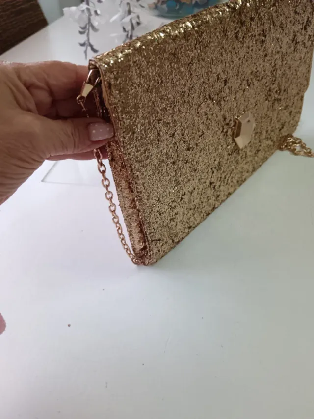 Bolso de fiesta dorado con cadena