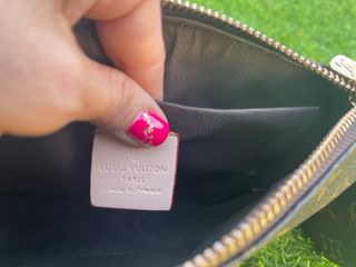 Louis Vuitton Pochette con Monedero Marrón