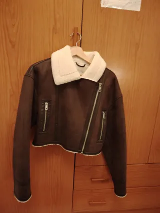 Cazadora marrón efecto piel