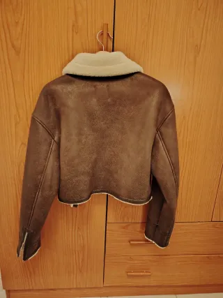 Cazadora marrón efecto piel
