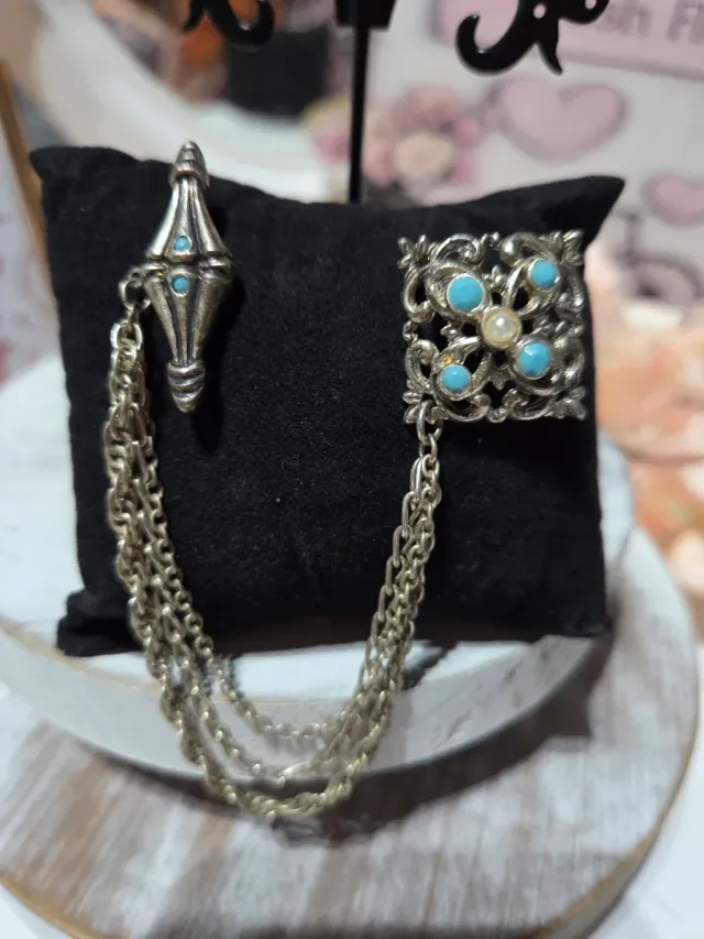 Broche antiguo plateado con turquesas