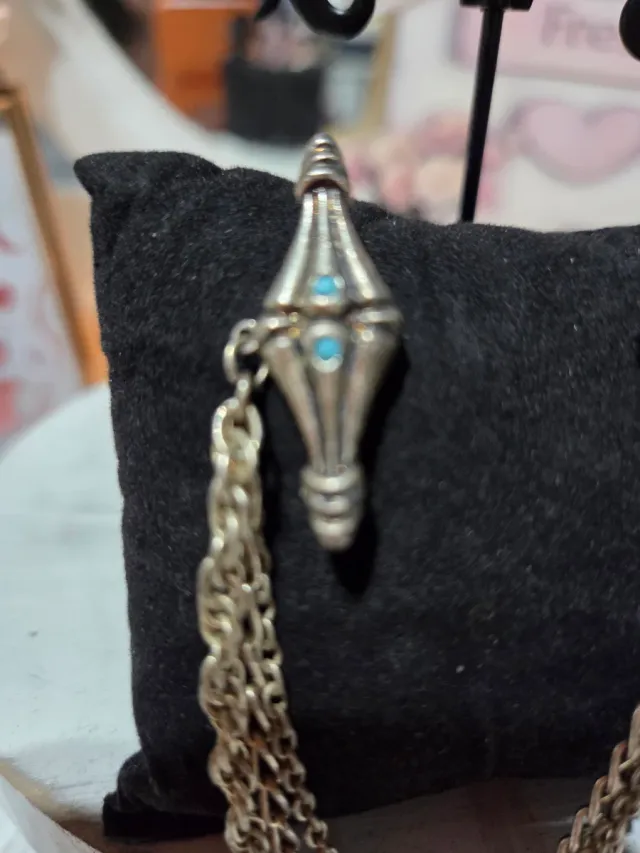 Broche antiguo plateado con turquesas