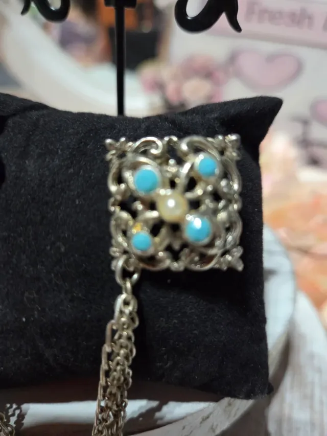 Broche antiguo plateado con turquesas