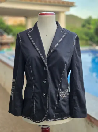 Chaqueta mujer bordada negra