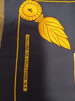 Foulard in seta con cavalli e scritta