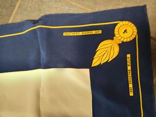 Foulard in seta con cavalli e scritta