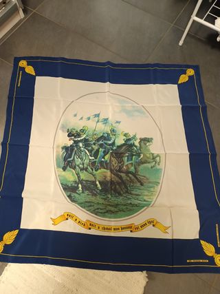 Foulard in seta con cavalli e scritta