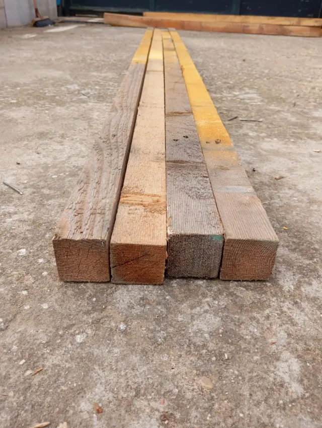 Vigas, listones, puntales, palos, postes de madera