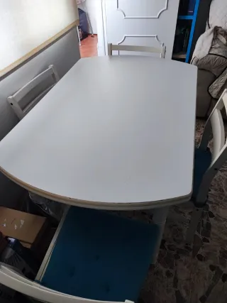 Mesa extensible grande  y 4 sillas