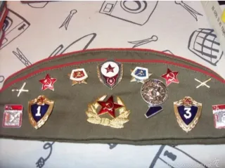 Gorro militar ruso con insignias
