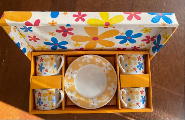 Set 4 tazze con piattini floreali