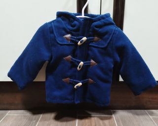 Abrigo azul con capucha