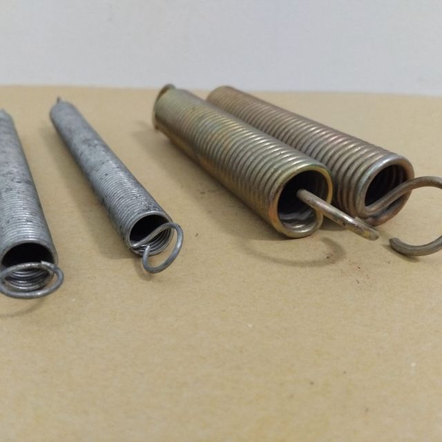 Muelles de tensión acabados plateados y dorados